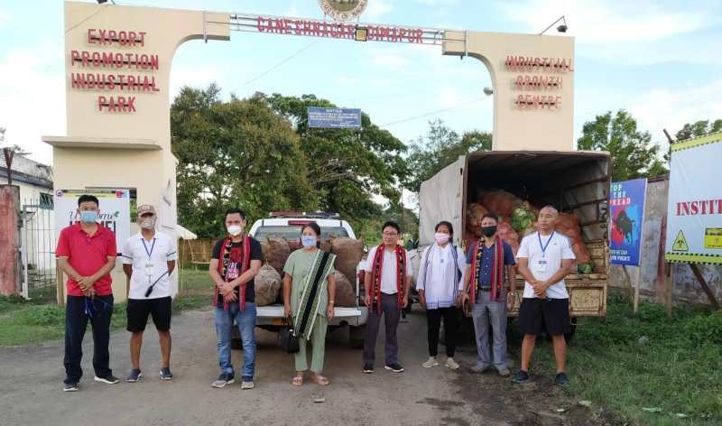 Mao Hoho Dimapur donated potatoes, cabbage and plum acquired from Mao Villages to frontliners of Dimapur in Ganeshnagar QC, DC Office, Police Commissionerate, CMO Office and EAC Chümoukedima to acknowledge their selfless service during the COVID-19 Pandemic on June 20. (Photo Courtesy: Mao Hoho Dimapur)